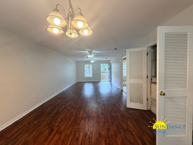 Building Photo - Updated 2 Bedroom in great Fort Walton Beach location!