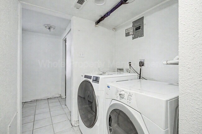 Building Photo - 2705 W Park Pl