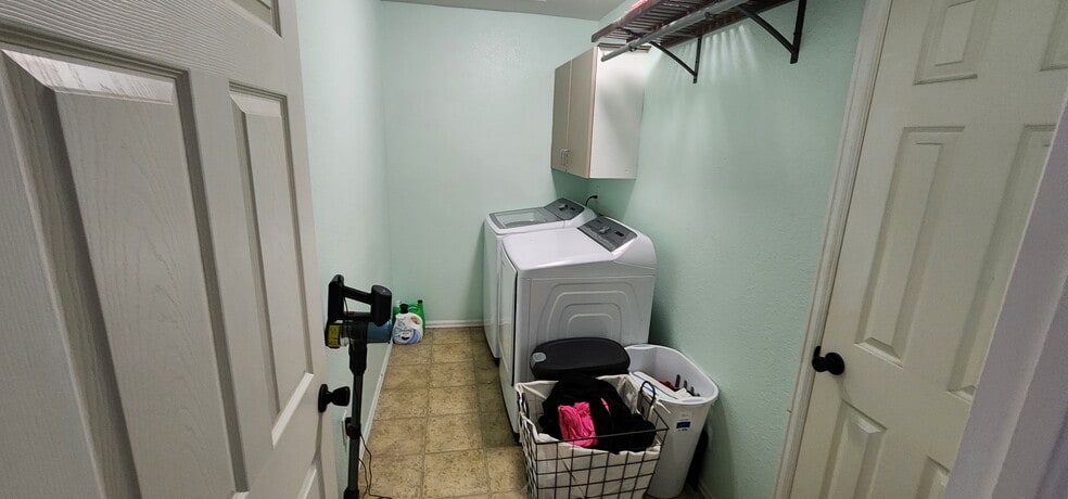 Building Photo - 2203 Meadowlark Ln