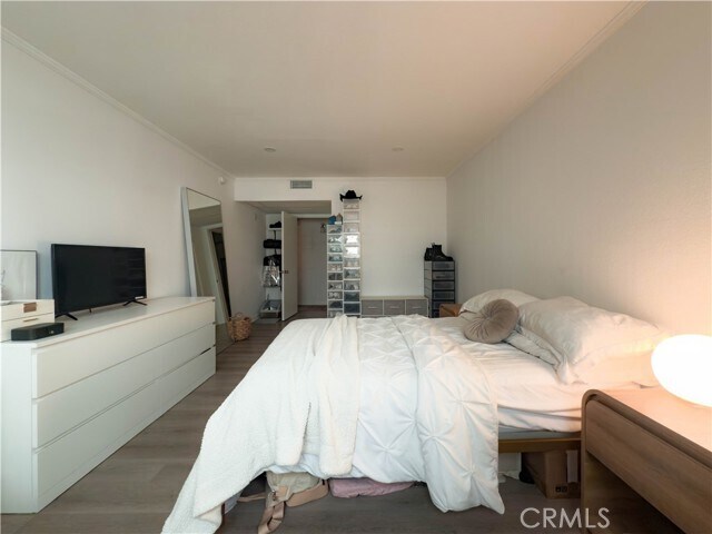 Building Photo - 532 N Rossmore Ave