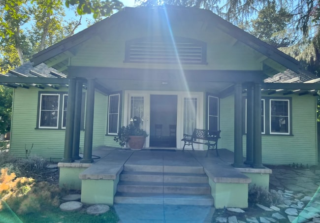 Building Photo - Charming 3-Bedroom Home in the Heart of th...