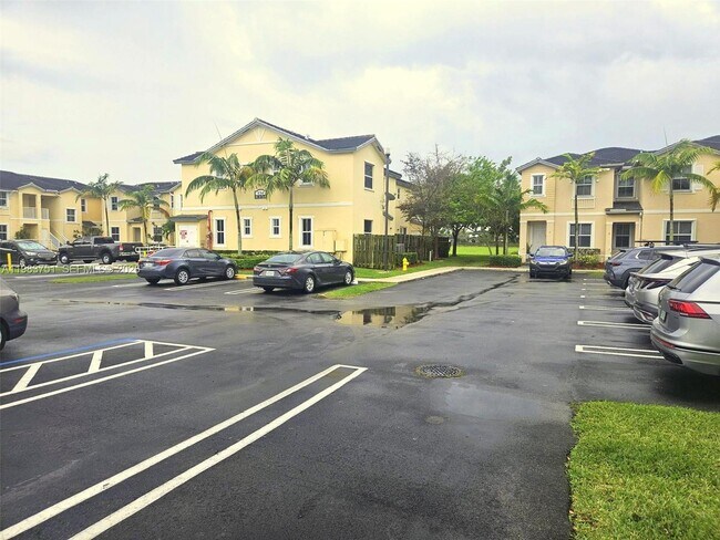 Building Photo - 142 SE 28th Ter