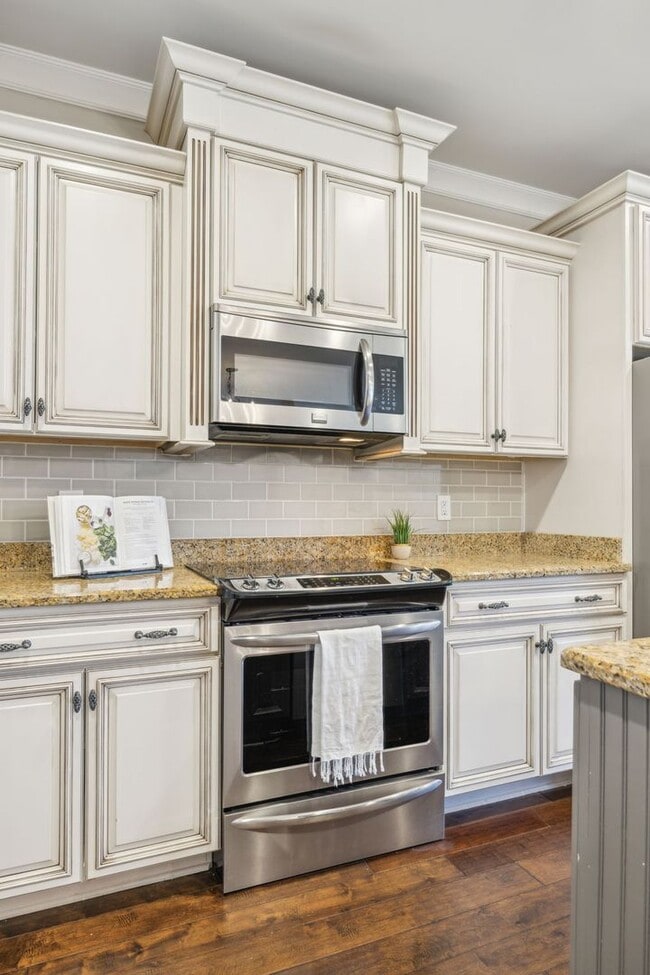 Building Photo - 3 BR/2.5 BA Luxury Townhome