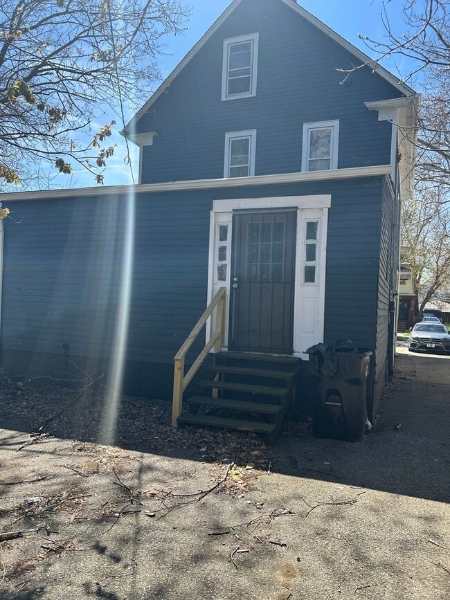 Building Photo - Section 8 Accepted! Spacious newly renovat...