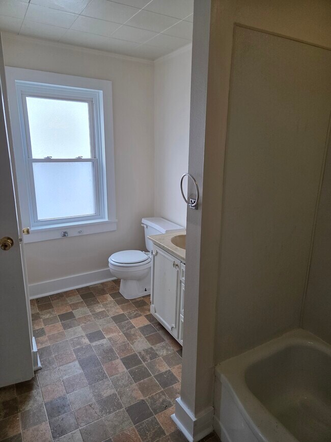 Building Photo - 1 S Main St