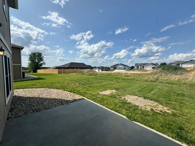 Building Photo - Welcome to Comfortable Living – Spacious, Pet-Friendly Home with Great Amenities