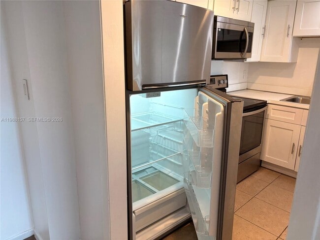 Building Photo - 4164 Inverrary Dr