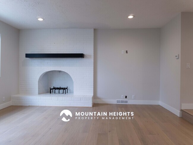 Building Photo - 8589 Kings Hill Dr