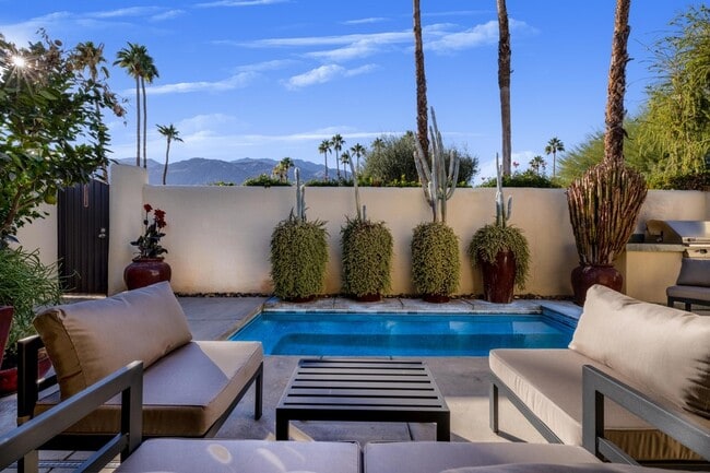 Building Photo - 1173 E Alejo Rd