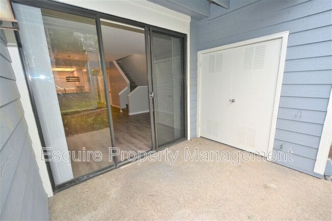 Building Photo - 703 Arneill Rd