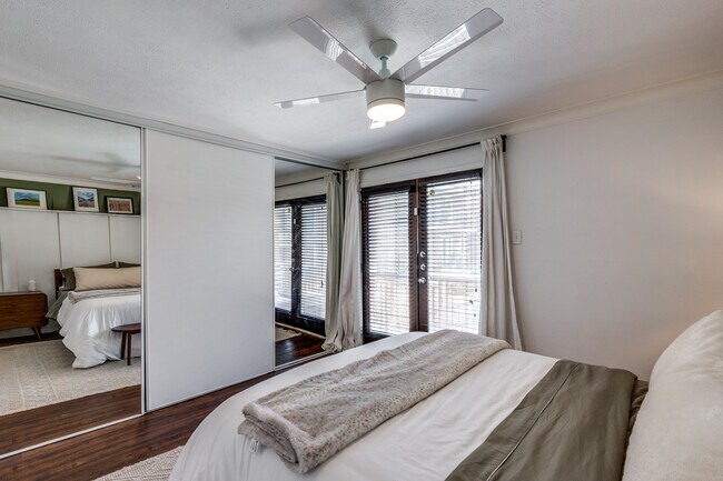 Building Photo - 5916 Sandhurst Ln