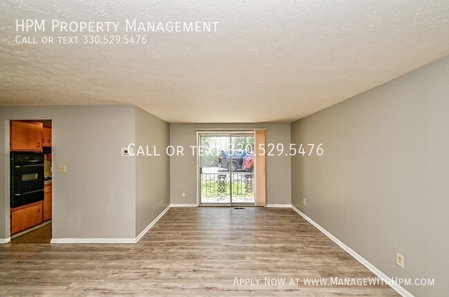 Building Photo - 842 S Green Rd