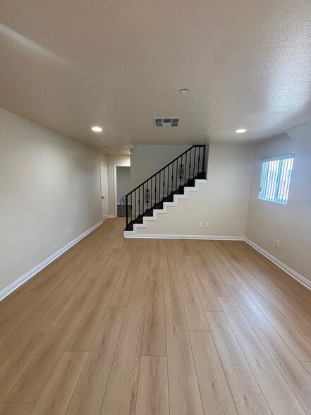 Building Photo - 203 E 109th Pl