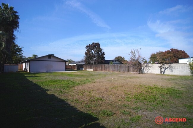 Building Photo - Charming home is Oildale!