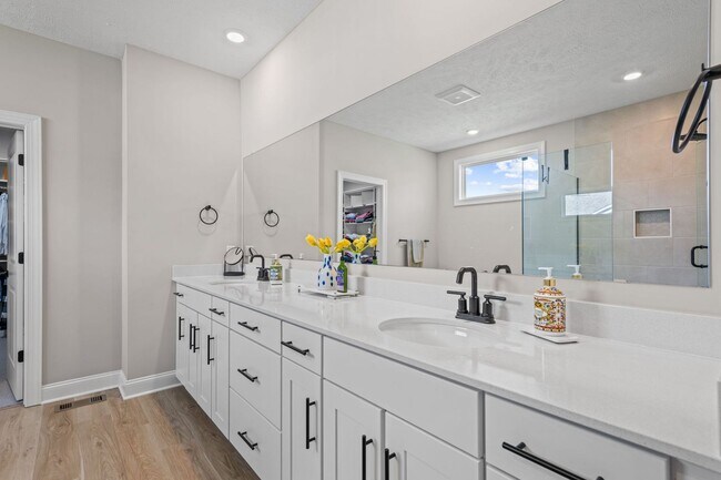 Building Photo - Modern Luxury!  Lakes of Orange Single family home