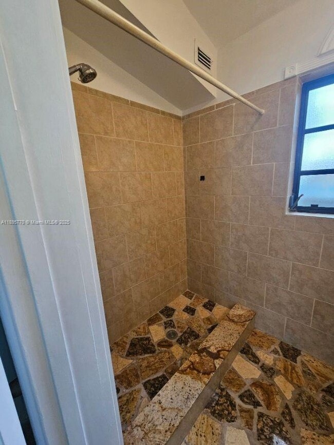 Building Photo - 1419 Crest Dr