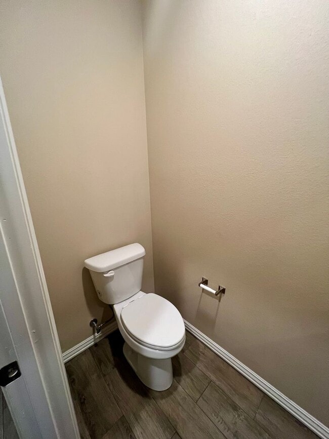 Building Photo - 3B/2.5B Spacious Townhome with Fenced Back...