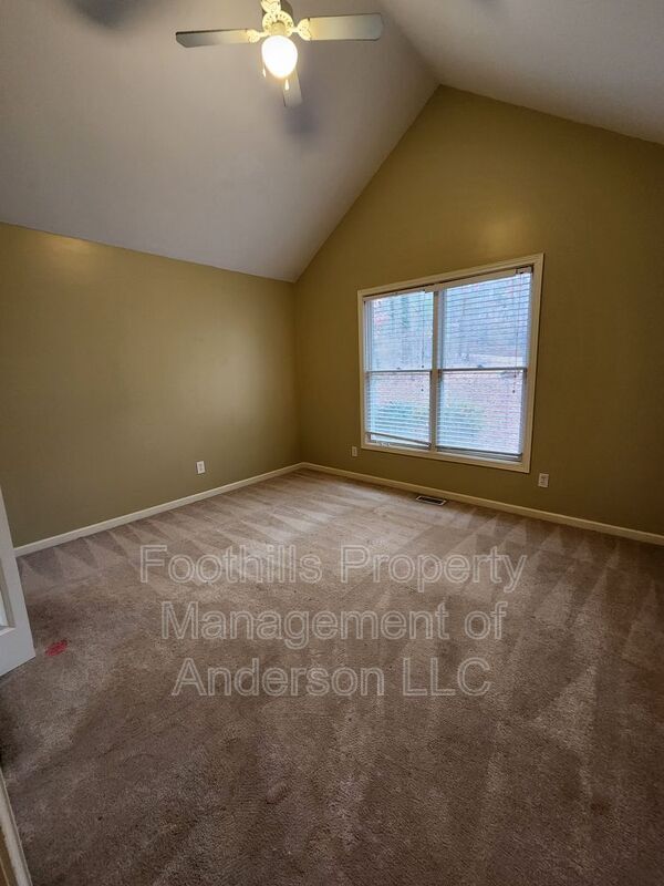 Building Photo - 102 Circle Dr