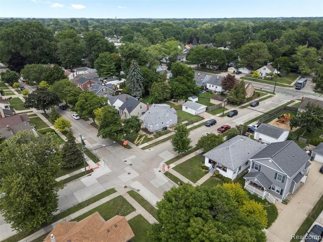 Building Photo - 1027 S Wilson Ave