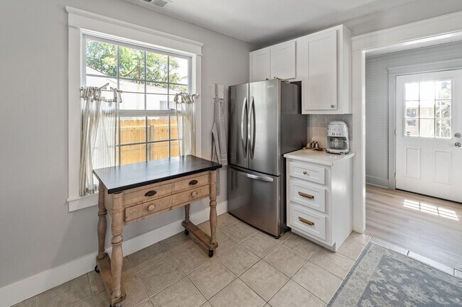 Building Photo - Charming Parkside 2-Bedroom Home Near Daffin Park with Fenced Yard & Patio