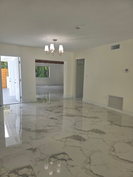 Building Photo - 443 NW 23rd Pl