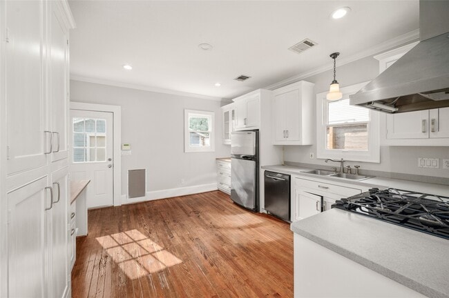 Building Photo - 334 E 24th St