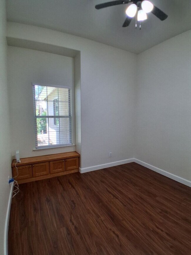 Building Photo - 10374 N Sierra Vista Ave