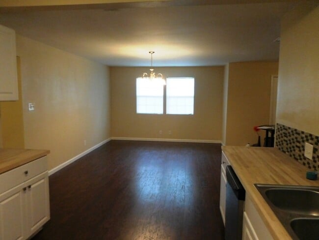 Building Photo - 1668 Pepper Dr
