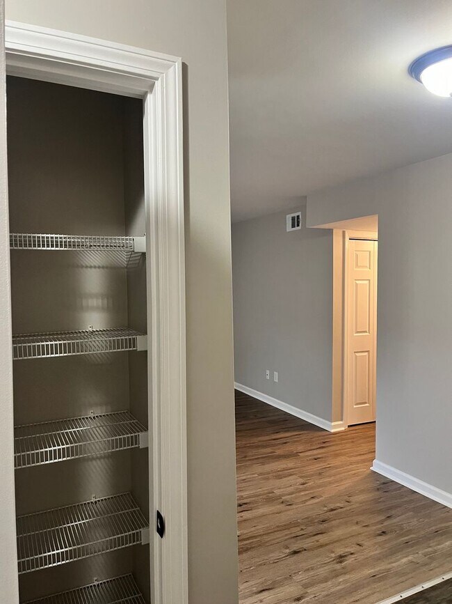 Building Photo - Two bedroom, 1.5 bath condo in High Point--Oakmont Condominiums