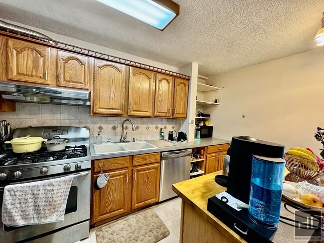 Building Photo - Junior 4 apartment for rent with open kitc...