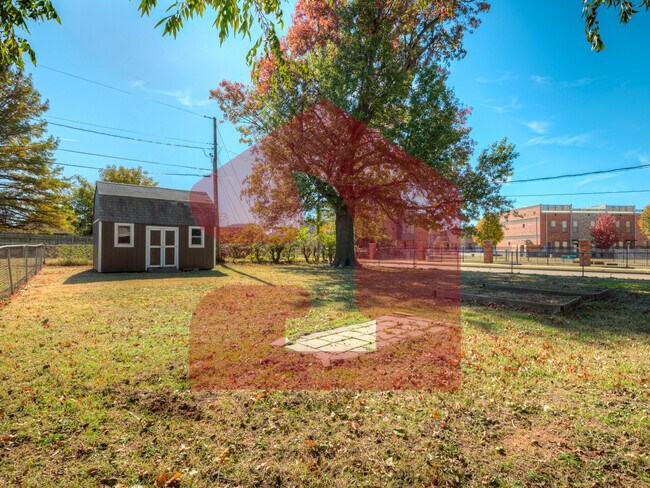 Building Photo - 224 W 5th St