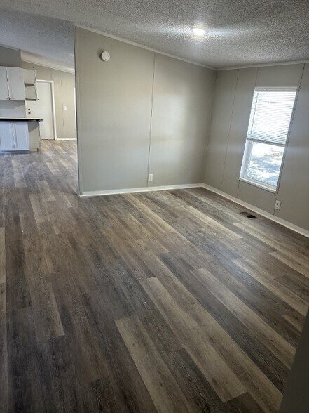 Building Photo - 1221 N Valrico Rd