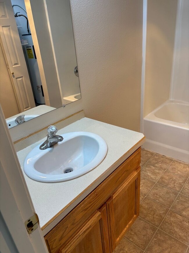 Building Photo - 1 Bedroom Unit with Detached Garage in Prineville
