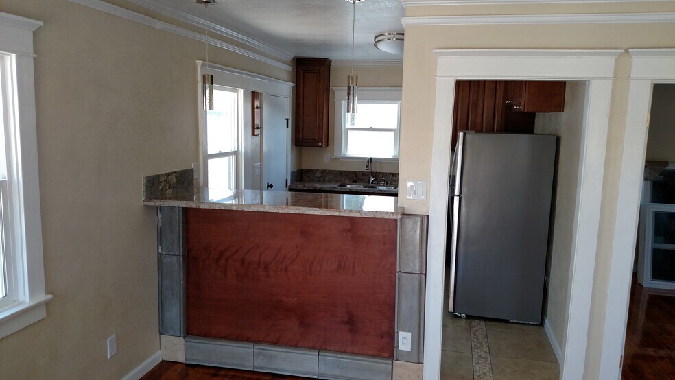 Building Photo - 223 Southlook Ave