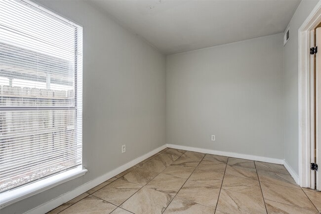 Building Photo - 8725 Victorian Village Dr