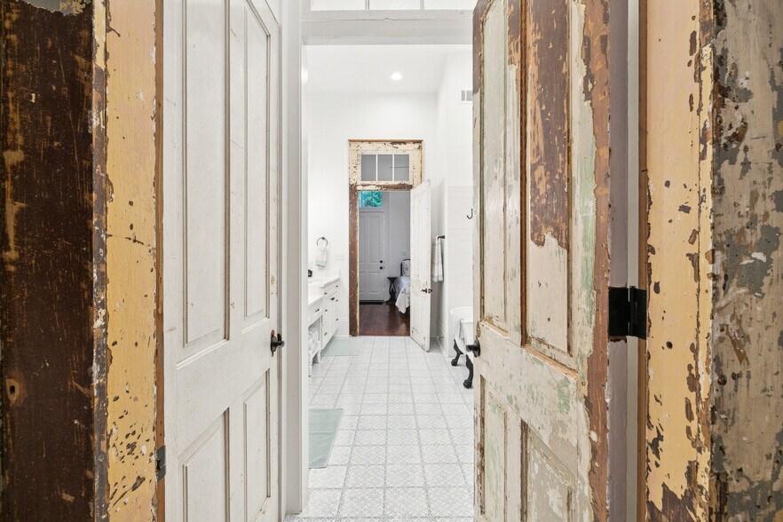 jack & jill bathroom connecting both guest rooms, soaking tub and shower - 2337 N Rampart St