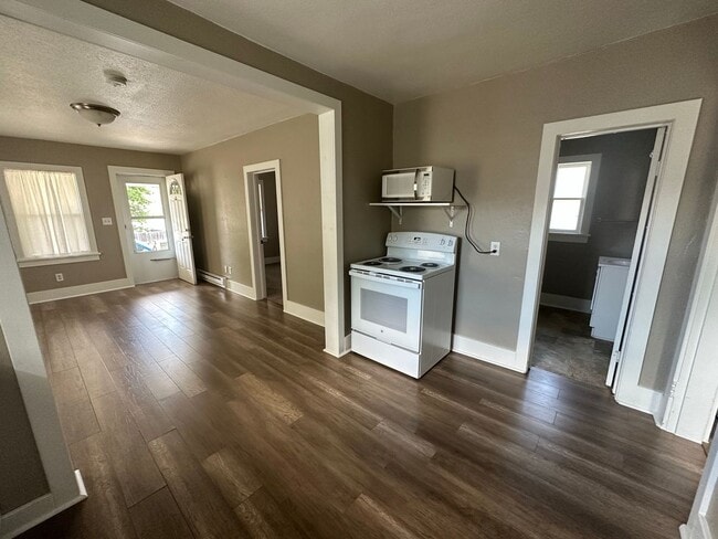 Building Photo - One bedroom, one and half bathroom, pet fr...