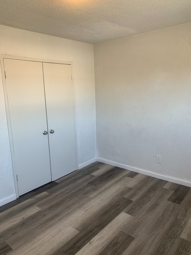 Building Photo - APARTMENT WITH NEW VINYL FLOORS
