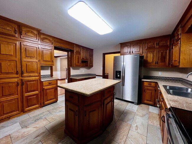 Building Photo - Large 6 bedroom home with Pool in Virginia Beach