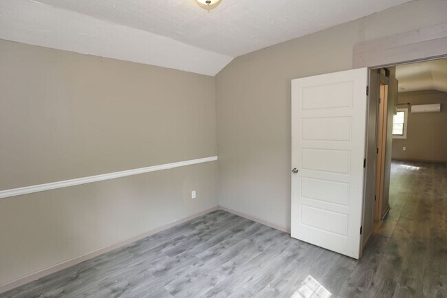 Building Photo - 1  BEDROOM AND 1 BATH TINY HOME / ALL UTIL...