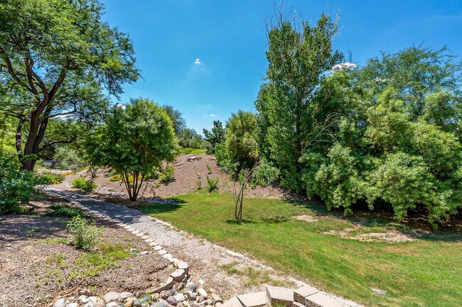 Building Photo - 5855 N Kolb Rd