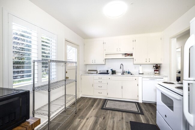 Building Photo - Lovingly Maintained 3 Bed, 1 Bath Home on Quiet Cul-de-Save