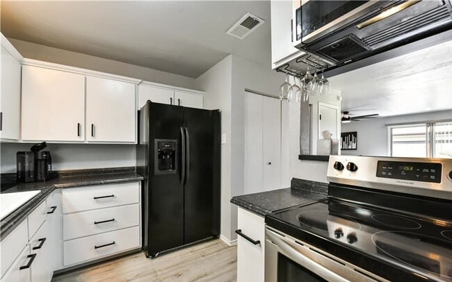 Building Photo - Remodeled 3-bedroom house!  Housing accepted!