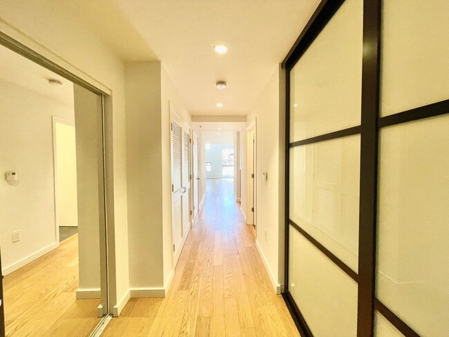 Building Photo - Sunny, Serene 2-level 2BR/2BA + Bonus + Pr...