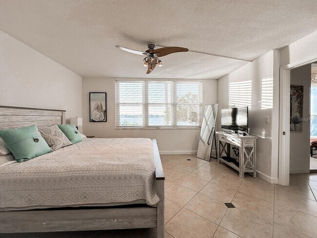 Building Photo - 7920 Sun Island Dr S