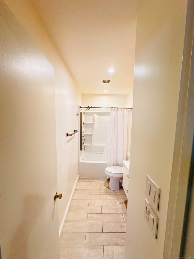 Building Photo - 7 Elm St