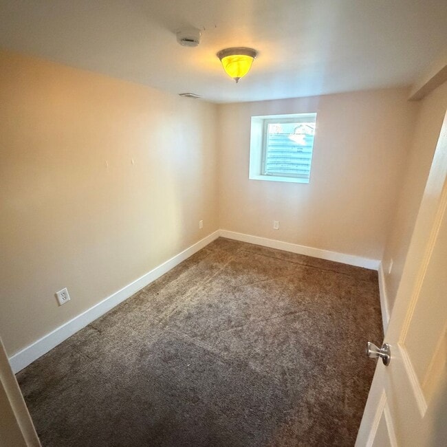 Building Photo - 2216 N Oak St