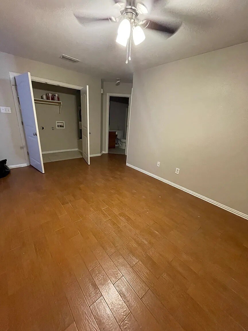 Building Photo - Room in Duplex on Arbor Ave