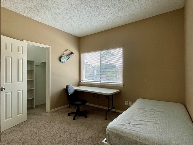 Building Photo - 10130 Waterstone Dr
