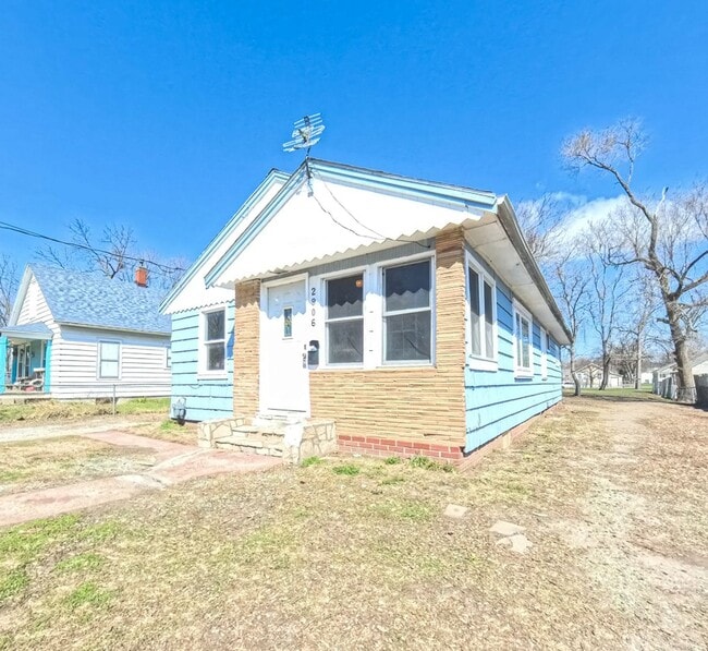 Building Photo - 2 Bedroom on the East Side with Garage
